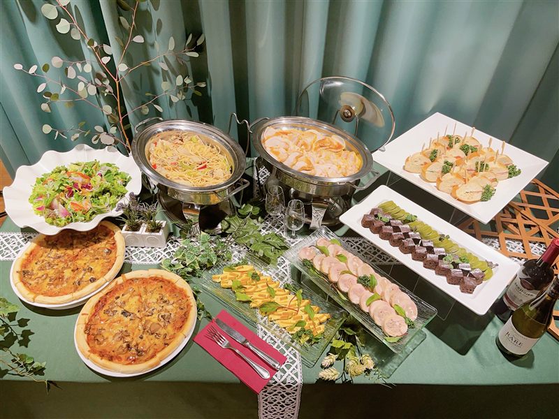 ケータリング料理プランの参考例。1台に20名様分を盛り込んだ、ワインも添えたフルコースのケータリング