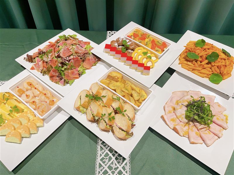 大皿オードブルプランの参考例。1台に8名様分を盛り込んだ、彩り豊かな大皿料理
